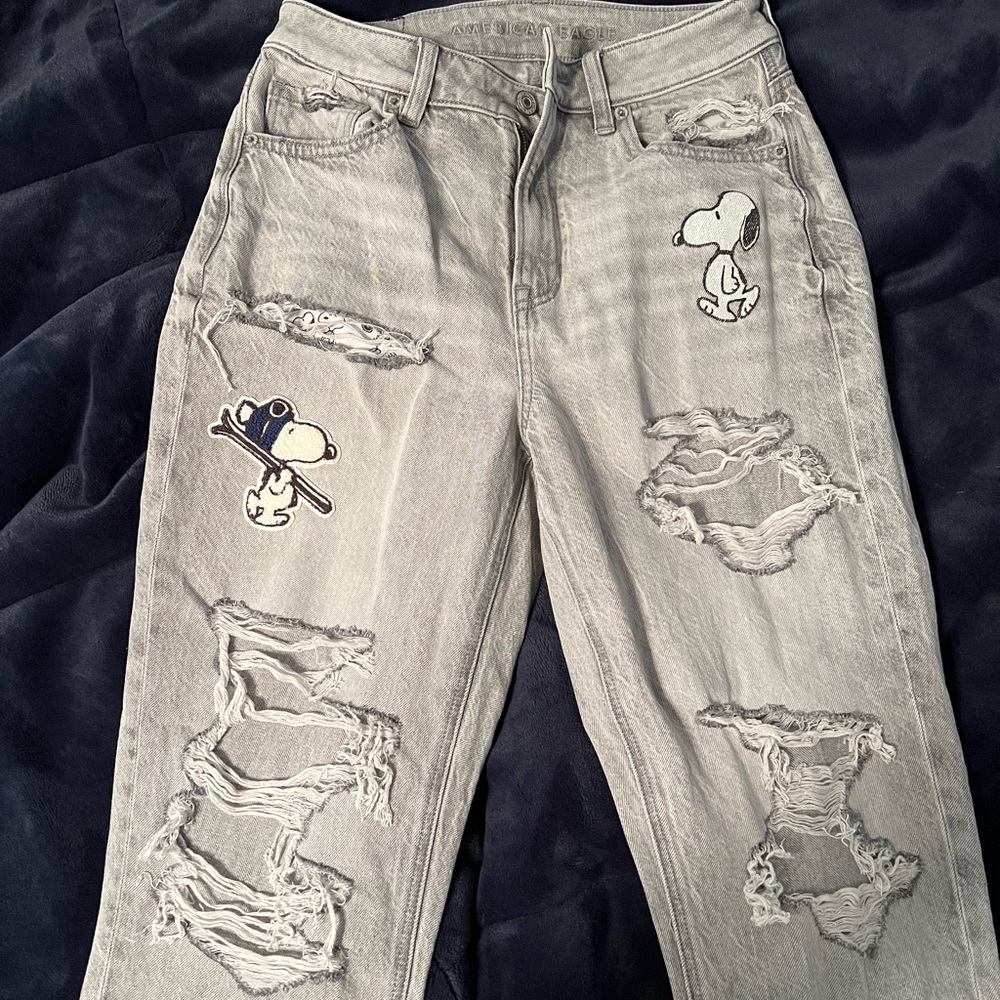 ✨American Eagle x Peanuts Mom Jeans✨
